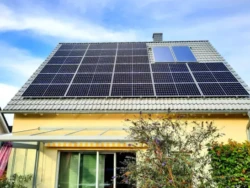 Denz Solar - Referenzbild Dach mit Solarpanelen